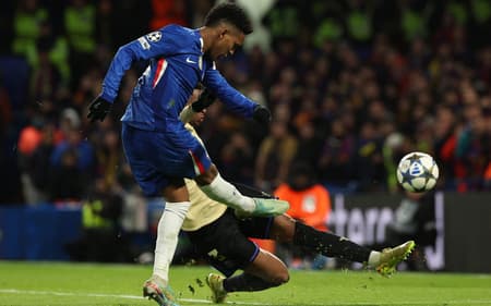 Com golaço de Estêvão, o Chelsea venceu o Barcelona por 3 a 0, pela Champions League (Foto: Adrian Dennis / AFP)