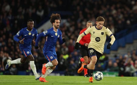 Chelsea e Barcelona em duelo pela Champions League (Foto: Adrian Dennis / AFP)