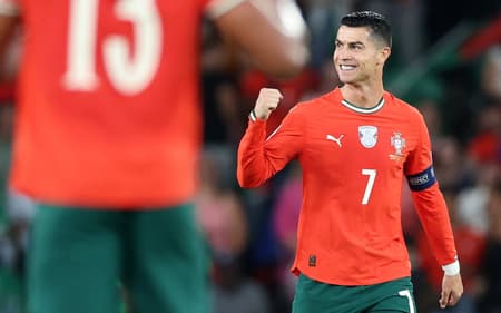 Cristiano Ronaldo marcou dois gols no duelo entre Portugal e Hungria nas Eliminatórias (Foto: PATRICIA DE MELO MOREIRA / AFP)