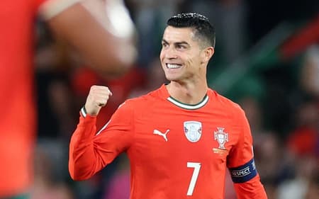 Cristiano Ronaldo marcou dois gols no duelo entre Portugal e Hungria nas Eliminatórias (Foto: PATRICIA DE MELO MOREIRA / AFP)