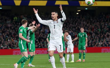 Cristiano Ronaldo reage durante derrota de Portugal para a Irlanda nas Eliminatórias (Foto: Paul Faith / AFP)