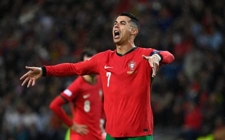 Cristiano Ronaldo reclama com a arbitragem em Portugal x Polônia (Foto: Miguel Riopa/AFP)