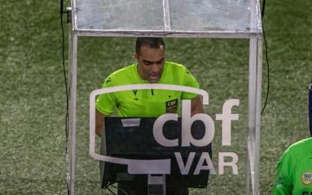 Davi Lacerda revê lance após ser acionado pelo VAR em Fluminense x Flamengo