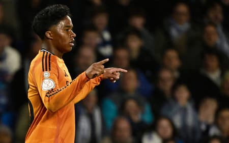 Endrick comemora gol no jogo do Real Madrid contra o Real Sociedad