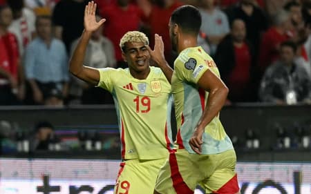 Lamine Yamal e Mikel Merino comemoram gol da Espanha contra a Turquia pelas Eliminatórias da Copa (Photo by OZAN KOSE / AFP)