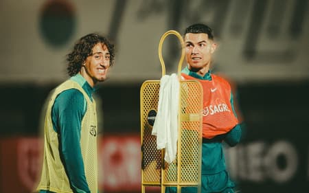 Fábio Silva ao lado de Cristiano Ronaldo na seleção de Portugal
