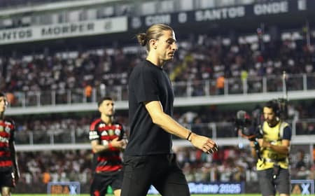 Filipe Luís saindo de campo no empate do Flamengo com o São Paulo