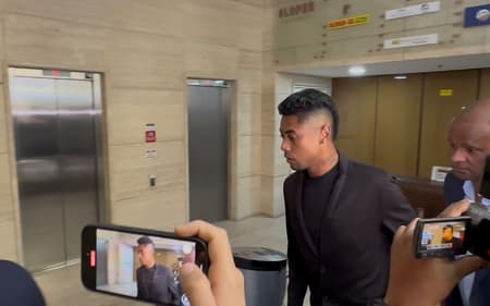 Bruno Henrique, do Flamengo, durante julgamento no STJD (Foto: Lucas Bayer/Lance!)