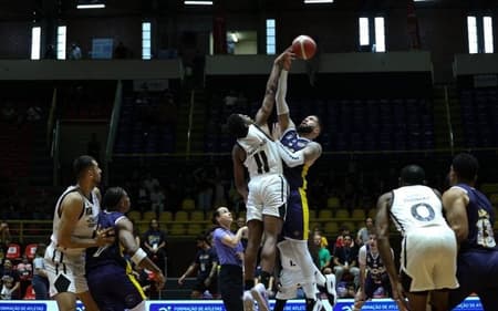 Corinthians e Mogi fizeram uma partida equilibrada pelo NBB (Divulgação)