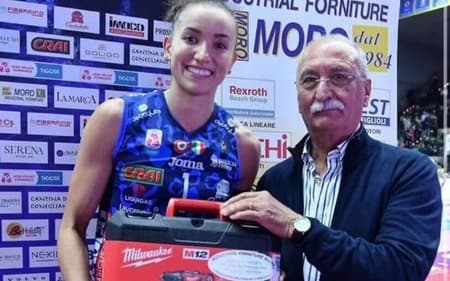Gabi Guimarães foi presenteada com furadeira após ser eleita MVP