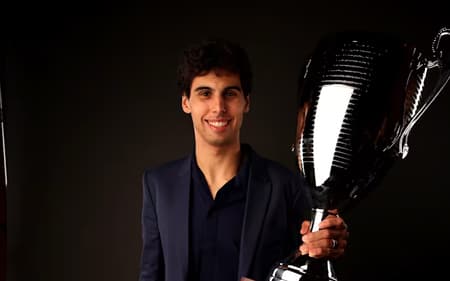 Gabriel Bortoleto em premiação da FIA (Foto: Reprodução / F2)