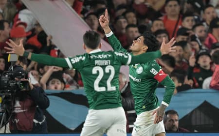 Gustavo Gómez comemora seu gol no jogo do Palmeiras contra o River Plate pelas quartas da Libertadores