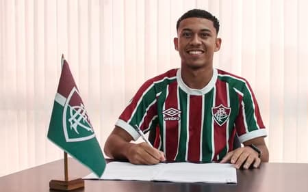 Gabriel Renan renova contrato com o Fluminense (Foto: Divulgação)