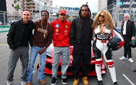 Lewis Hamilton posa com o casal Beyonce e Jay-Z antes do GP de Las Vegas (Divulgação)