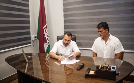 Mário Bittencourt assina contrato para reforma de Xerém, quartel general da base do Fluminense (Marina Garcia/ Fluminense FC)