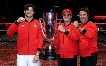 João Fonseca entre o americano Taylor Ftitz (e) e o australiano Patrick Rafter na Laver Cup (Divulgação)