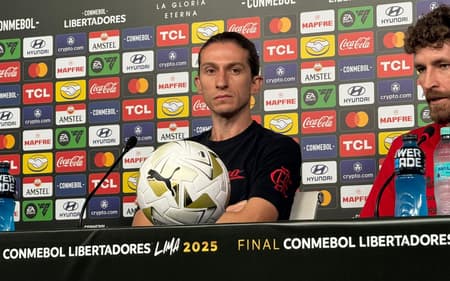 Filipe Luís em coletiva pelo Flamengo antes da final da Libertadores (Foto: Lucas Bayer/ Lance!)