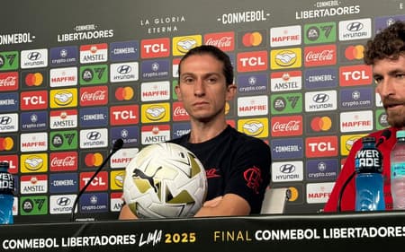 Filipe Luís em coletiva pelo Flamengo antes da final da Libertadores (Foto: Lucas Bayer/ Lance!)
