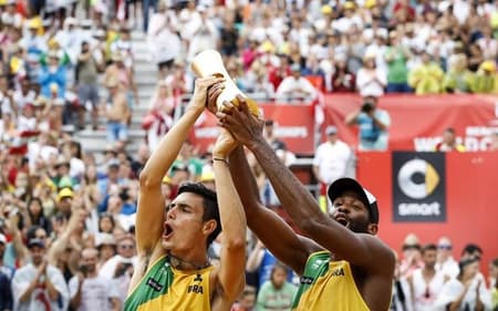 André (esq) e Evandro levantam troféu do título mundial de 2017