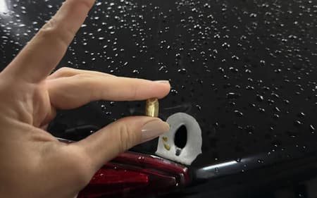 Júlia publicou, nas redes sociais, foto do projétil que atingiu o carro em que estava com o pai