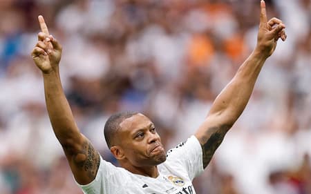 Julio Baptista entrou em campo pelo Real Madrid neste sábado (7) (Foto: Divulgação/Real Madrid)