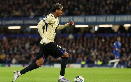 Lamine Yamal em ação no duelo entre Chelsea e Barcelona, pela Champions League (Foto: Adrian Dennis / AFP)