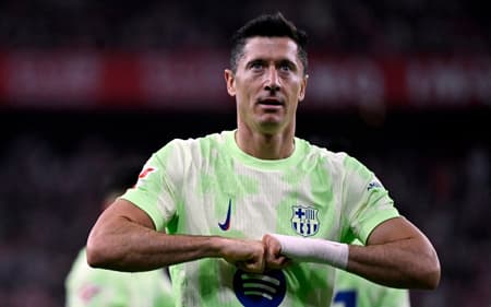 Robert Lewandowski comemora gol pelo Barcelona em La Liga (Foto: Ander Gillenea/AFP)