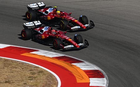 Lewis Hamilton e Charles Leclerc, da Ferrari, no GP dos Estados Unidos pela F1 2025 (Foto: Clive Mason/Getty Images/AFP)