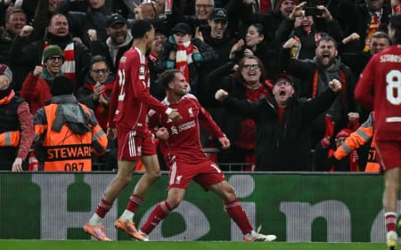 Liverpool comemora gol de Alexis Mac Allister contra o Real Madrid (Foto: Paul Ellis / AFP)