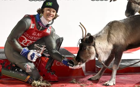 Lucas Pinheiro Braathen com Papai Noel após vencer etapa de Copa do Mundo de esqui alpino (Foto: Roni Rekomaa / Lehtikuva / AFP)