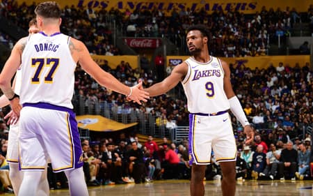 Luka Doncic e Bronny James em jogo entre Lakers e Heat na NBA (Foto: Adam Pantozzi/NBAE via Getty Images/AFP)