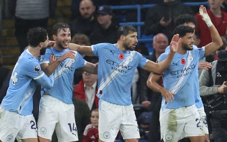 Jogadores do Manchester City comemoram gol de Nico González contra o Liverpool pela Premier League (Foto: Darren Staples / AFP)
