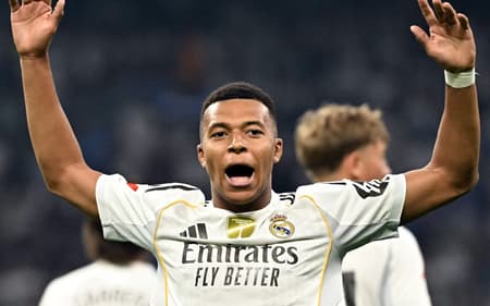 Mbappé comemora seu gol no jogo do Real Madrid contra o Osasuna