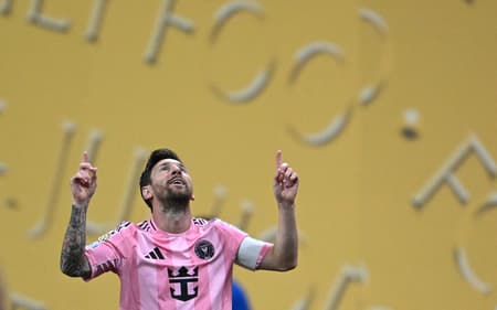 Messi comemora seu gol no jogo do Inter Miami contra o Porto pelo Mundial de Clubes (Foto: Federico PARRA / AFP)