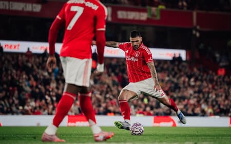 Morato em ação pelo Nottingham Forest (Foto: Divulgação/Nottingham Forest)