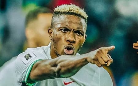 Victor Osimhen marcou dois gols na vitória da Nigéria sobre o Gabão no mata-mata interno das Eliminatórias (Foto: Divulgação)