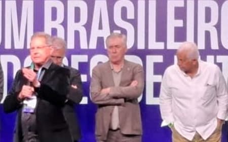 Oswaldo de Oliveira discursa em palco com Carlo Ancelotti