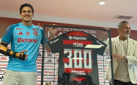 Pedro, atacante do Flamengo, recebe homenagem no Ninho do Urubu (Foto: Lucas Bayer/Lance!)
