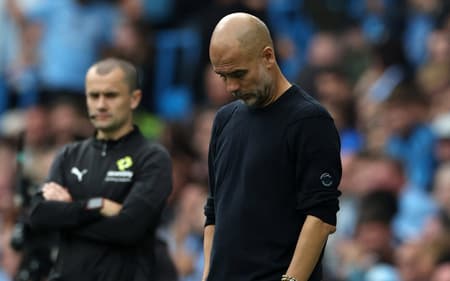Pep Guardiola lamenta derrota do Manchester City para o Tottenham na Premier League (Foto: Darren Staples / AFP)