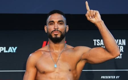 Rafael Cerqueira em pesagem do UFC Qatar (Foto: Reprodução/Instagram/UFC Brasil)