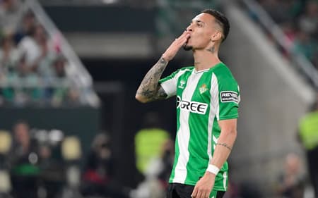 Antony comemora gol pelo Real Betis (Foto: CRISTINA QUICLER / AFP)