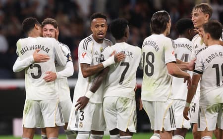 Jude Bellingham beija Federico Valverde (à esquerda) ao comemorar o terceiro gol do Real Madrid (Foto: Oscar Del Pozo/AFP)