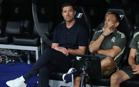 Xabi Alonso no comando do Real Madrid diante do Osasuna (Foto: Thomas Coex/AFP)