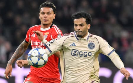 Richard Ríos disputa bola com Owen Wijndal em Ajax x Benfica pela Champions (Foto: John Thys / AFP)