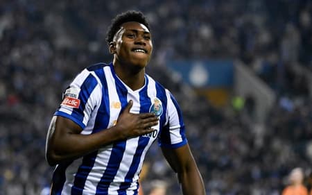 Alvo do Newcastle, Samu comemora gol pelo Porto (Foto: Miguel Riopa / AFP)