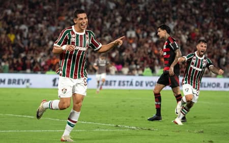 Serna comemora seu gol no jogo do Fluminense contra o Flamengo no Maracanã