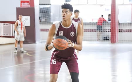 Thierry Henry começou no Clube dos Funcionários, de Volta Redonda