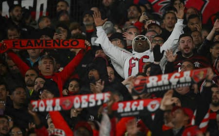 Torcida do Flamengo no jogo contra o Estudiantes (Foto: Luis ROBAYO / AFP))