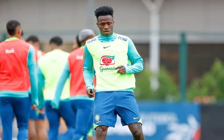 Vini Jr, atacante da Seleção Brasileira, durante treino em Londres