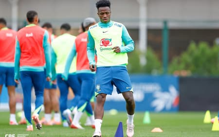 Vini Jr, atacante da Seleção Brasileira, durante treino em Londres